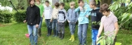  Les enfants en compagnie de François Griffaut de l'association Les Blongios ont participé à la pêche aux habitants de la mare. 