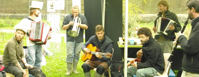 ... puis les mélodies entraînantes des musiciens.