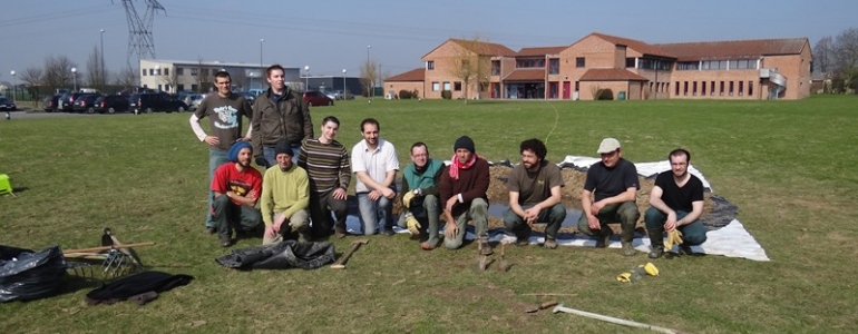 Une belle équipe d'ingénieurs informatiques et de salariés en insertion pour le creusement de la mare en 2012
