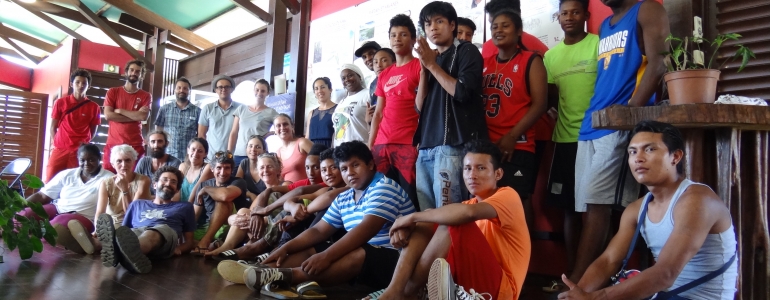 Le groupe du chantier : les stagiaires de la formation et les jeunes de la MFR de Régina