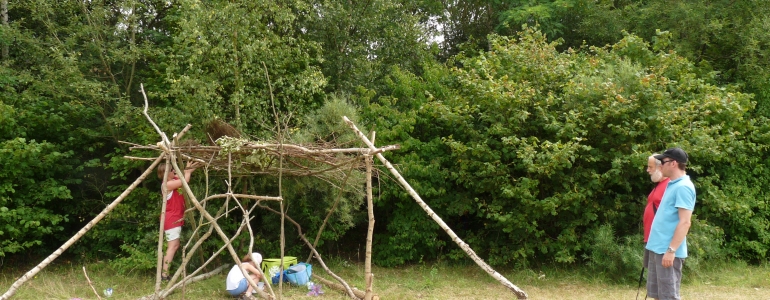 Trois génération autour d'une cabane