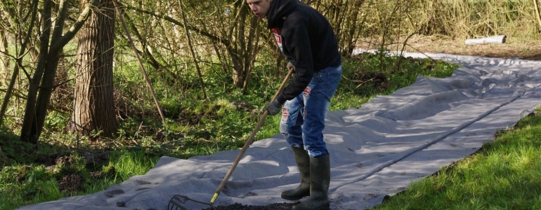 Pose d'un revêtement minéral sur un chemin de balade