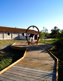 Platelage du sentier écofuté à Vigueirat, Camargue