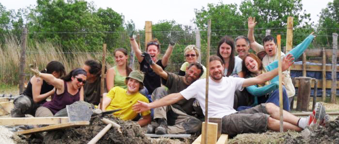 Groupe de bénévoles lors d'un chantier nature platelage